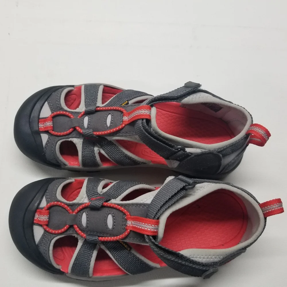 Keen sandals size 4‎
